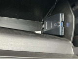 【ETC車載器】グローブボックスにあります。料金所での手間を解消します。通行券を取る際幅寄せに気を使う必要もありません。
