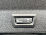 電動パワーゲートです。開閉がボタン1つで開け閉め行えます。また、状況に応じてのトランクハッチ開閉量を簡単に設定可能です。スマートオープナーも便利な機能です。ぜひお試しください。