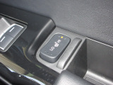 運転席&助手席シートヒーターが付いてます。寒い冬でもスイッチONで座面をあたたかくして、ドライブをさらに快適にしてくれます。HIとLOの2段階に温度設定が可能です。