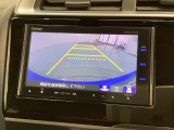 リバースギアに入れるだけで後方の表示へ切り替わります。夜間や雨の日の駐車も楽になりますよ。