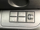 【アダプティブハイビーム】遠くまで明るく照らすハイビームを先行車や対向車に照射しない様、自動で調整!毎回手動で切り替える必要がなく、夜間走行時のストレスも軽減。安全性向上にも寄与します。
