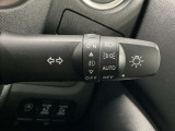 【オートライト】車のセンサーが周囲の明るさを感知し、自動でヘッドライトを点灯・消灯する機能です。この機能は夕暮れ時の交通事故が多い時間帯の安全性を高めてくれます。