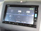ナビゲーションはギャザズメモリーナビ(VXM-185VFi)を装着しております。AM、FM、CD、DVD再生、Bluetooth、音楽録音再生、フルセグTVがご使用いただけます。