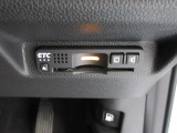 有料道路をキャッシュレスで通行できるETC車載器付きです。運転席足元に設置されています。ETCセットアップ費用は含まれておりません。別途必要となります。