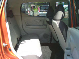 軽自動車とは思えないほど、後席で足を組んでもゆとりたっぷりのニールームです!後席の方も、快適なドライブを楽しめます♪