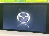 【10.25インチマツダコネクト】車内の雰囲気にマッチした大型ディスプレイ。スマホ接続でのナビ使用やBluetooth再生等、様々な機能が楽しめます。直感的なダイヤル操作が可能で、使い勝手も良好です。