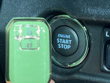 【キーレススタートシステム】カバンやポケットに入れたままでもドアの施錠・解錠が可能なスマートキーを装備。エンジンのオン・オフ時もカギを取り出す必要が無いからとっても便利です♪