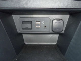 USB(Type-A)が2口分ございます。AppleCarPlayやAndroidAutoのスマートフォンとの連携や通信、充電で使用出来ます。シフトノブ奥側にシガーソケットもございます。