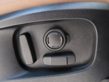 ◆パワーシート『電動パワーシートですので運転中のシート調節も安全に行えます。微調整も可能ですのであなただけのドライビングポジションを実現します。』