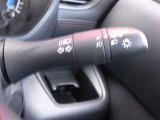アダプティブLEDヘッドライトシステムは、照射パターンを変化させて対向車や先行車が眩しくならないようにハイビームをキープすることで、良好な視界を確保します。もちろん自動点灯/消灯するオートライトも。