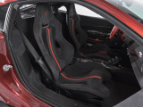 カーボン製レーシングシートを装着しております。ドライバーの身体をしっかりとホールドし、サーキットでの激しい横Gにも耐えうる優れたサポート性を発揮します。