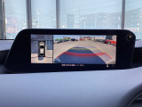 狭い場所での駐車やすれ違いなどでより的確な運転操作に役立つ360&deg;ビューモニターが装備されています。