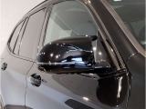 【BMWミラー】視認性の高いスタイリッシュなミラー。自動防眩機能も付いており夜間のドライビングをサポートします。
