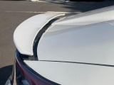 【アクティブスポイラー】車速が70km以上になると自動で立ち上がり走行性能を向上させます。