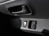 運転席・助手席パワーウインドウ(運転席:ワンタッチ、挟み込み防止機構付)が標準装備です。