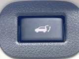 【パワーバックドア】スマートキーや運転席のボタンを押すだけでリアゲートが自動で開閉します!荷物を持っている時や、高い位置にあるバックドアを閉める際に便利な機能です♪