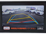 カラーバックカメラが付いています!バックにギアを入れると、後方視界が自動的にマルチ画面に映し出されます!夜も明るく見えますので、すごく便利!!一度使うとカメラ無しには乗りたくない程!