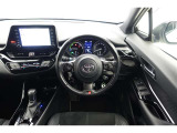 スポーティームード溢れる運転席周りですね。 クイックなドライビングに対応できるよな運転席回りになっています。 ドライブがますます楽しくなりますね!