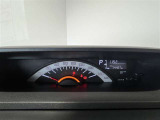 中央にに見やすいタコメーターがあります