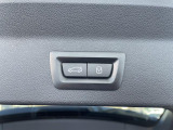 電動パワーゲートです。開閉がボタン1つで開け閉め行えます。また、状況に応じてのトランクハッチ開閉量を簡単に設定可能です。スマートオープナーも便利な機能です。ぜひお試しください。