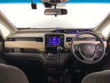 運転席は、大きな座面と包み込むような背もたれがドライバーの身体全体をしっかり支えます。上質なシート素材と座り心地のよいクッションを採用し、長時間の運転やコーナーの多い道も快適です