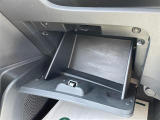 グローブボックスの画像です。店舗にて現車の確認もいただけますので、お電話で在庫のご確認の上是非ご来店くださいませ!!!ワクワクするクルマ選びをご提案します!
