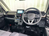 運転席まわりです。 各操作スイッチは使いやすい位置に配置されてます。