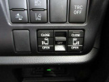 運転席からインパネ部のスイッチを押すだけで、両側スライドドアが自動で開閉します。