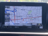 ナビ付きです。目的地を設定すれば、初めての場所でも簡単に行くことが出来ます。(音楽だって聴けちゃいます。)今や欠かせないアイテムですね。カーナビと共に楽しいカーライフを送って下さい(^0^)