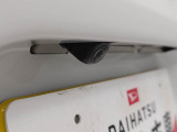 後退時に車両の後ろ側をモニター画面に表示します。車庫入れなどでバックする際に後方確認ができて便利です。車庫入れが苦手な人もこれで安心。