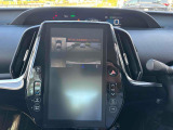 【全方位型モニター】クルマを上空から見下ろしているかのように、直感的に周囲の状況を把握できる全方位型モニター。狭い場所での駐車でも周囲が映像で確認できます。
