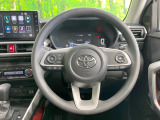 インテリアに合わせたデザインのステアリングは、運転される方のことも考え、運転しやすい形状、大きさです。是非一度、実際に触ってお確かめください。