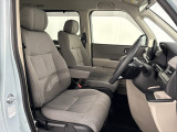 乗降がしやすい運転席。高さが調節できて小柄な方でも運転しやすいポジションをとることができます。