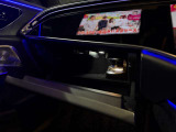 メルセデス純正パフュームアドバイザー搭載。車内を上質な香りで演出し、走行のたびに特別感を味わえます。ETC車載器はグローブボックス内に設置。