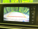 【バックカメラ】駐車時に後方がリアルタイム映像で確認できます。大型商業施設や立体駐車場での駐車時や、夜間のバック時に大活躍!運転スキルに関わらず、今や必須となった装備のひとつです!