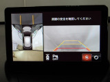 狭い場所での駐車やすれ違いなどでより的確な運転操作に役立つ360&deg;ビューモニターが装備されています。