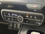 【オートエアコン】一度お好みの温度に設定すれば、車内の温度を検知し風量や温度を自動で調整。暑い&hellip;寒い&hellip;と何度もスイッチ操作をする必要はありません。快適な車内空間には必須の機能ですね♪