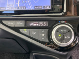 【オートエアコン】一度お好みの温度に設定すれば、車内の温度を検知し風量や温度を自動で調整。暑い&hellip;寒い&hellip;と何度もスイッチ操作をする必要はありません。快適な車内空間には必須の機能ですね♪