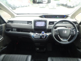 大きなフロントガラスで広々とした視界の運転席まわりです。