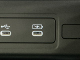 (Type-C〈3A〉)USBチャージャー搭載。スマートフォンなどの充電にとっても便利です