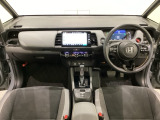 車内は光触媒抗菌消臭施工済です。スタイリッシュなデザインでスポーティなインパネ周りを演出します。グローブボックスやカップホルダーのほかにトレーなどたくさんの収納スペースが付いています。