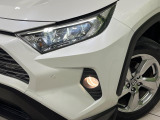 【LEDヘッドライト】悪天候や夜間走行時も良好な視界を確保し安心して運転できる高輝度LEDヘッドライトを装備!点灯速度が早く、消費電力も抑えられています。