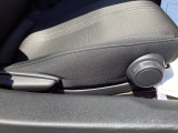 運転席にはドライバーの体型や好みに応じて前後方向だけでなく、高さの調整ができるシートリフターを装備!