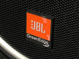 【JBLサウンドシステム】メーカーオプションの高品位サウンドシステムを搭載。専用のチューニングが施された大小様々なスピーカーから良質なサウンドが奏でられ、臨場感あふれる音響空間を演出します。