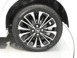 【足元のこだわり】 アルミホイールのコンディションも良く、車全体の美しさを高めます。4WDならではの安定感と共に、所有する喜びを感じさせてくれる、こだわりのポイントです。