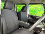 運転席まわりには十分なスペースがあり、大柄な方でもゆったり運転していただける環境です。
