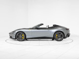 エクステリアは、金属的な深みと気品が美しい「Grigio Competizione」を纏い、Nero(ブラック)のソフトトップにはGiallo(イエロー)のコントラストステッチが施されています。