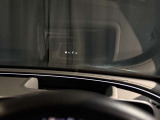 ヘッドアップディスプレイ付きで、目線を変えることなく走行速度やナビ案内を見ることが可能です。
