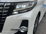 【LEDヘッドライト】悪天候や夜間走行時も良好な視界を確保し安心して運転できる高輝度LEDヘッドライトを装備!点灯速度が早く、消費電力も抑えられています。