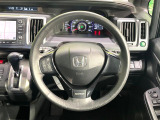 【純正革巻きステアリング】上質な革を使用することで、手にしっかり馴染みとても運転しやすいハンドルです♪